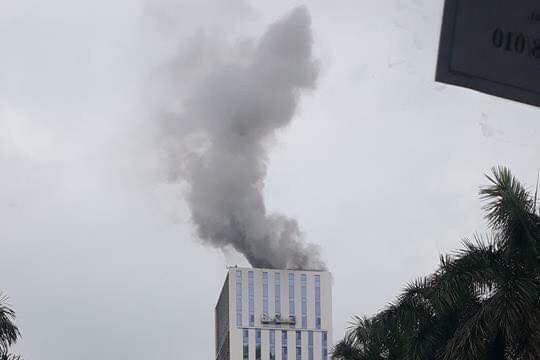 Khói bốc lên nghi ngút tại tầng cao tòa nhà.