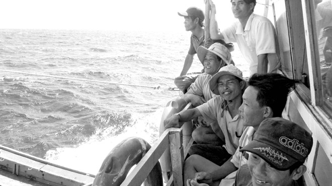 Ngư dân miền Trung - Những cột mốc can trường giữa Hoàng Sa. Ảnh: Nam Cường.