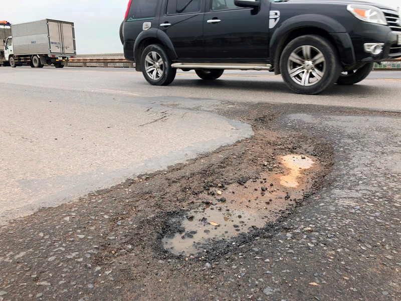 Ngoài 100 tỷ đồng sửa chữa, sau đó mỗi năm Bộ GTVT phải chi cả tỷ đồng sửa chữa nhưng mặt cầu Thăng Long vẫn hư hỏng.