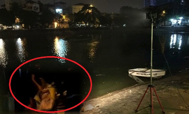 Thợ lặn vớt thi thể nạn nhân.