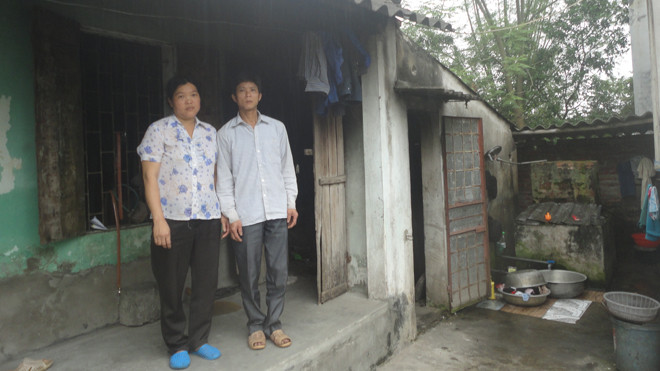 Vợ chồng anh Bảo trước căn nhà xuống cấp. Ảnh: K.N