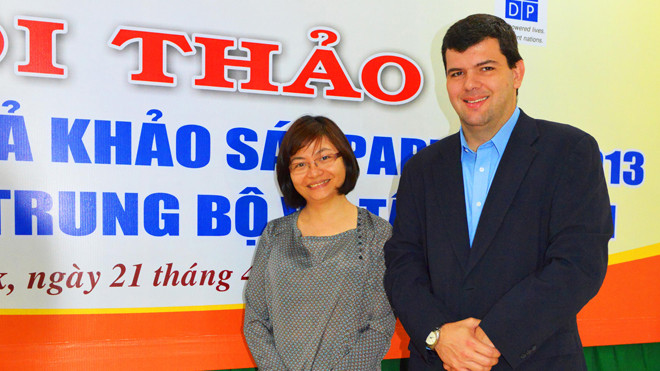 Ông Jairo và cô Huyền chia sẻ trải nghiệm mãi lộ mới nhất tại Hội thảo 