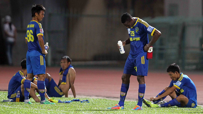  Các cầu thủ HV An Giang thất vọng sau khi thua trận “chung kết ngược” trước ĐTLA cuối tuần qua. ảnh: VSI 