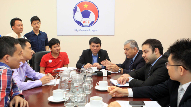 Đoàn cán bộ FIFA, AFC trao đổi với báo chí Việt Nam sau chuyến tìm hiểu thông tin vụ cá độ, dàn xếp tỷ số trận đấu của nhóm cầu thủ V.Ninh Bình. ảnh: VSI
