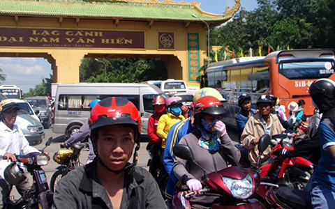 Du khách đông nghẹt, nhiều người bị kẹt xe ngay trước cổng Khu du lịch Đại Nam. Ảnh: VTC 