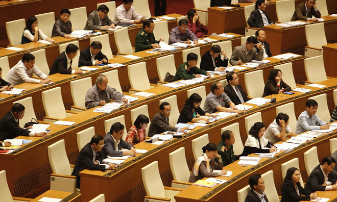 Các đại biểu thông qua Nghị quyết. Ảnh: Như Ý