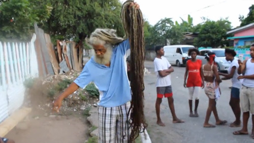 Người đàn ông có mái tóc dài 'khủng'