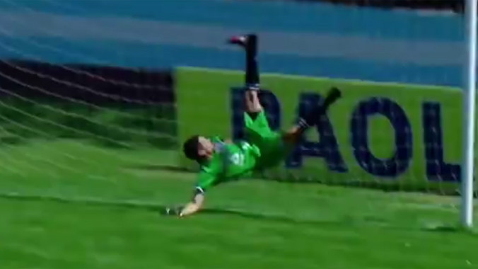 Xem pha cản phá 'siêu dị' trong lịch sử bóng đá