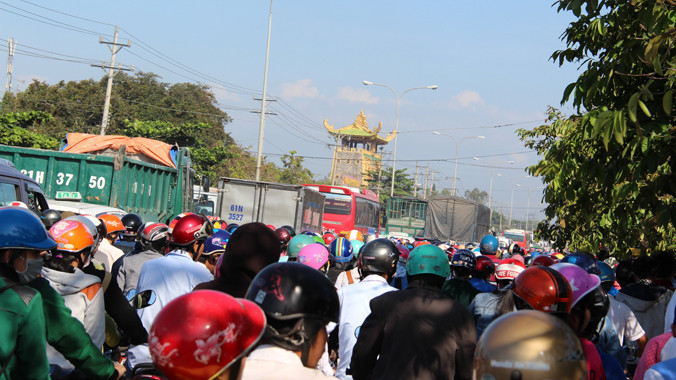 Ùn tắc trên Quốc lộ 13.