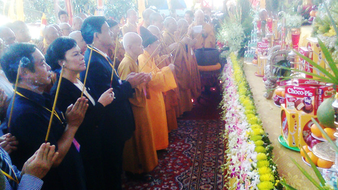 Thắp hương cho các nạn nhân tai nạn giao thông.