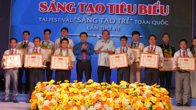  Bí thư thường trực Trung ương Đoàn Nguyễn Mạnh Dũng với các tác giả được tuyên dương. Ảnh: Nguyễn Dũng.