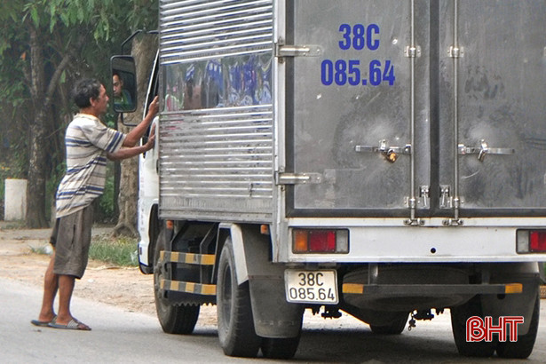 Bản tin 8H: Người đàn ông nhiều lần lao ra đường chặn xe xin tiền