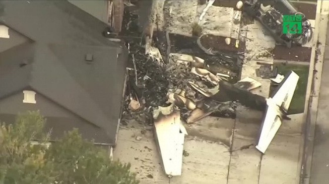 Ngôi nhà bị trực thăng đâm vỡ nát. Ảnh cắt từ clip