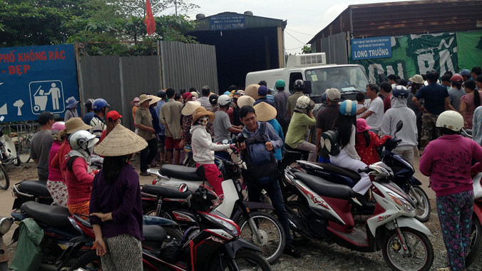 Hàng trăm người theo dõi công an làm việc.