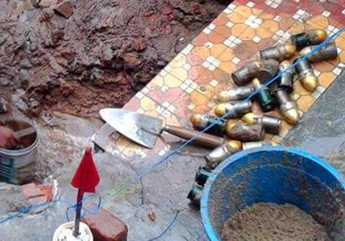 Số đạn M79 vừa được phát hiện dưới móng nhà. Ảnh: N.T.