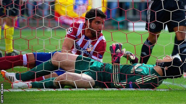 Cech bị chấn thương tại Madrid