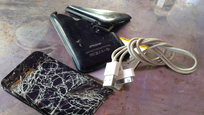 Chiếc điện thoại tại hiện trường vụ việc.