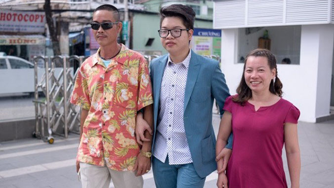 Đức Phúc đưa bố mẹ đi thăm người thân sau khi đăng quang Quán quân. Ảnh: TL.