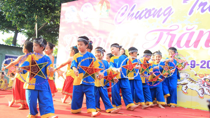 Các em học sinh tiểu học biểu diễn văn nghệ vui đón trung thu.