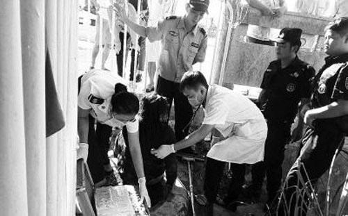 Sau khi được cứu lên bờ, nạn nhân đang được kiểm tra sức khỏe.