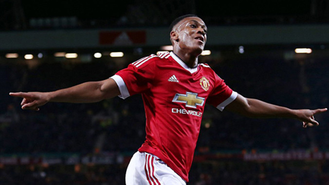 Martial lại nổ súng.