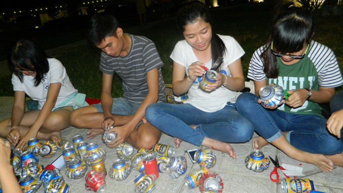 Lượm vỏ lon, làm lồng đèn tặng trẻ vùng khó