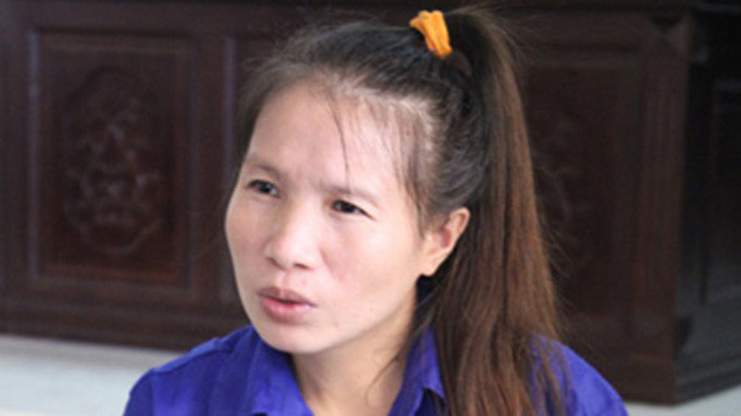 Huệ tranh thủ giờ nghị án ngoảnh mặt bắt chuyện với người thân. Ảnh: Phương Linh/VnExpress