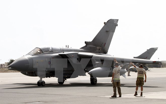 Máy bay chiến đấu Tornado GR4 của Không quân Hoàng gia Anh chuẩn bị cất cánh tại một căn cứ không quân ở Limassol, đảo Síp, tham gia chiến dịch không kích chống IS. (Nguồn: AFP/TTXVN)