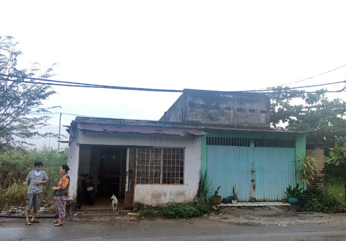 Nhà của vợ chồng chị Hằng trơ trọi giữa lau sậy ở Thủ Thiêm. Ảnh: Sơn Hòa.