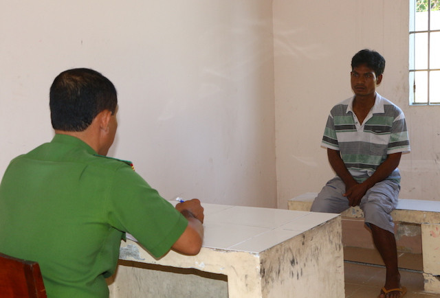 Nghi phạm bị tạm giữ để điều tra. 