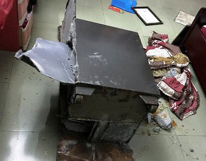 Chiếc két sắt của gia đình chị Phụng bị kẻ gian cạy phá. Ảnh: Cơ quan chức năng cung cấp