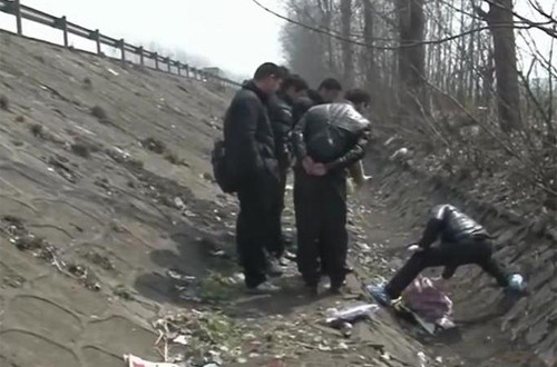 Thi thể người phụ nữ trung niên vứt ở mương nước trên đường cao tốc