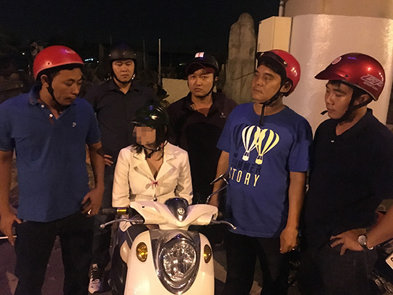 Người phụ nữ cùng xe tay ga bị mời về trụ sở