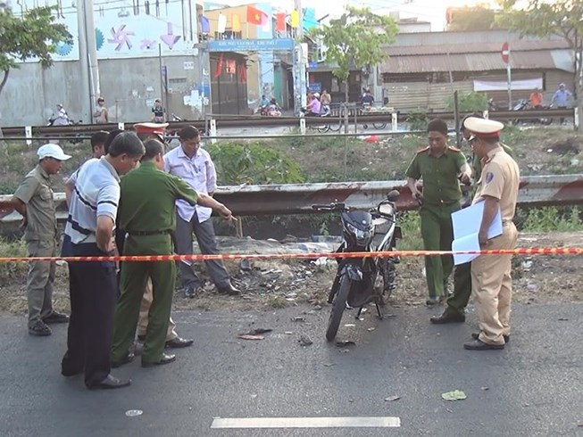 Hiện trường người dân phát hiện thi thể nam thanh niên tử vong cạnh xe máy với vết cắt sâu ở cổ