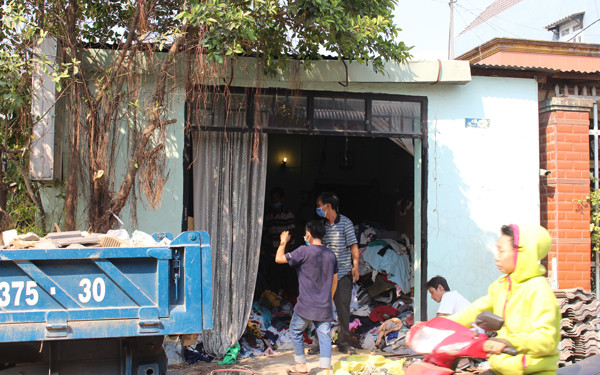 Hiện trường nơi căn nhà ông Huy và bà Hiền nằm chết