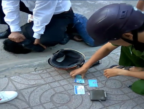 Người dân bắt nghi phạm cướp xe máy, giao cho công an