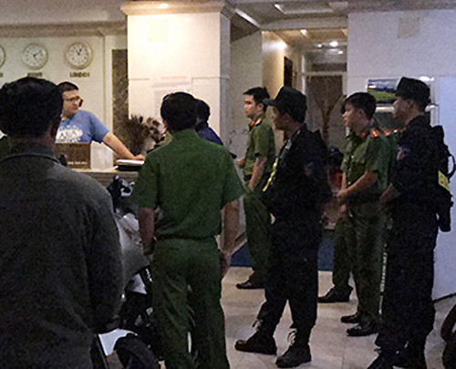 Cảnh sát kiểm tra một khách sạn