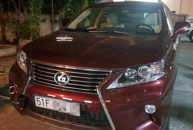 Ôtô hiệu Lexus bị cảnh sát chặn khi tài xế điều khiển từ khách sạn về hướng TP.HCM