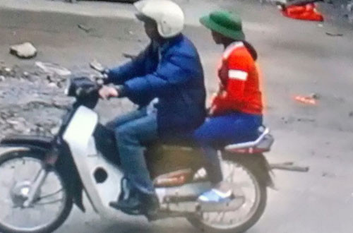 Hình ảnh anh Tuấn chở cô bé nhờ dẫn đường đi mua bóng bay được camera ghi lại