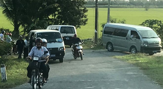 Nhiều xe biển xanh chở cán bộ đến xã Long Phú của huyện Tam Bình để dự tiệc cưới con gái ông Tộ