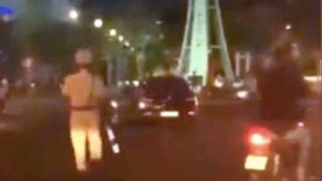 Lực lượng Công an đuổi theo ôtô gây tai nạn rồi bỏ chạy trước UBND TP Cần Thơ