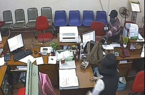 Hình ảnh Minh xông vào ngân hàng bị camera ghi lại