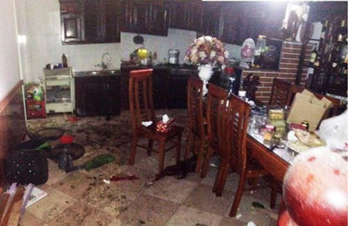 Đồ đạc trong nhà chị Oanh vương vãi sau vụ nổ