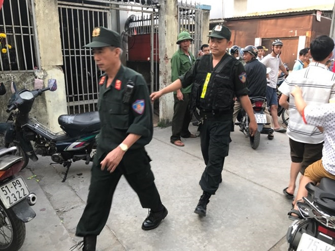 Lực lượng công an làm nhiệm vụ sau khi xảy ra vụ án mạng. Ảnh: CAND