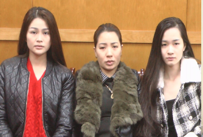 Từ trái qua phải: Yến, Thảo và Tuyền tại cơ quan điều tra. Ảnh: CTV