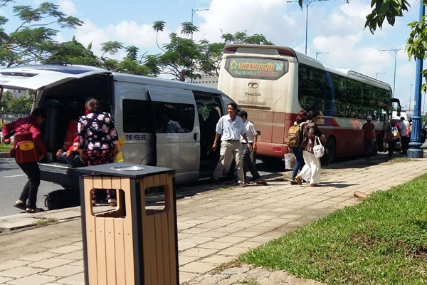 Bị dừng hoạt động tại tụ điểm 419 Lê Hồng Phong, hãng xe Thành Bưởi chuyển sang đón khách giữa đường. Ảnh: Báo Giao thông