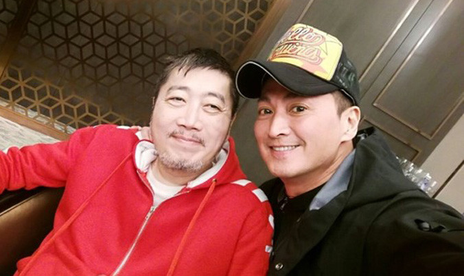 Hình ảnh mới của Hà Gia Kính bên người bạn 23 năm không gặp. Ảnh: Sina.