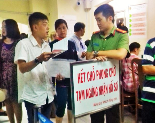 Cận cảnh 1.000 người chen nhau làm hộ chiếu ở TPHCM