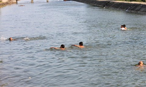 Đi làm về, đau đớn thấy 3 con chết đuối dưới ao nhà