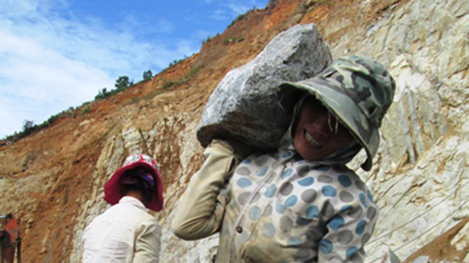 Vì mưu sinh, nhiều chị em chấp nhận nguy hiểm đi bốc đá thuê.